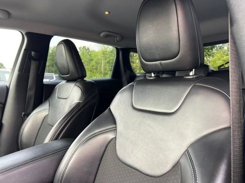 Used 2019 Jeep Cherokee Latitude Plus w/ Cold Weather Group AWD/4WD image 13