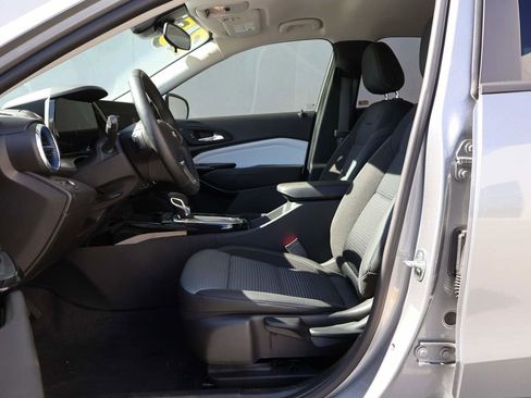 Used 2025 Chevrolet Trax LT w/ LT Convenience Package FWD image 8