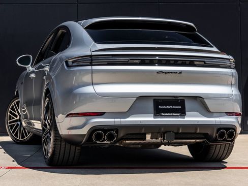 Certified 2026 Porsche Cayenne S AWD/4WD image 3