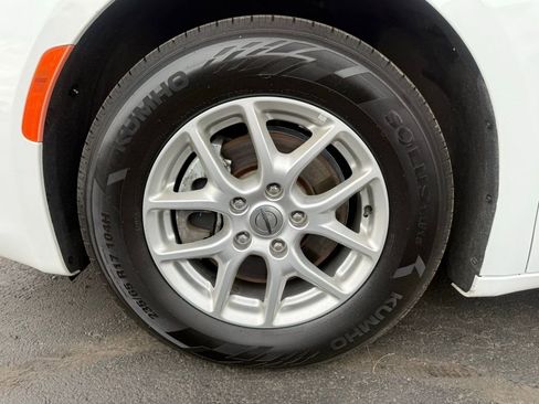 Certified 2023 Chrysler Voyager LX FWD image 9