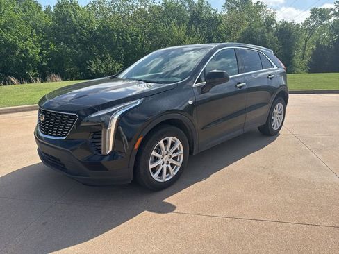 Used 2021 Cadillac XT4 Luxury w/ Cold Weather Package FWD image 1