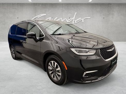 Used 2022 Chrysler Pacifica Touring-L w/ Uconnect Theater Family Group image 2