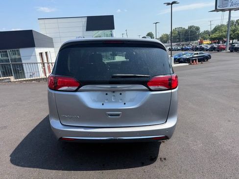 Used 2019 Chrysler Pacifica Touring-L Plus FWD image 7