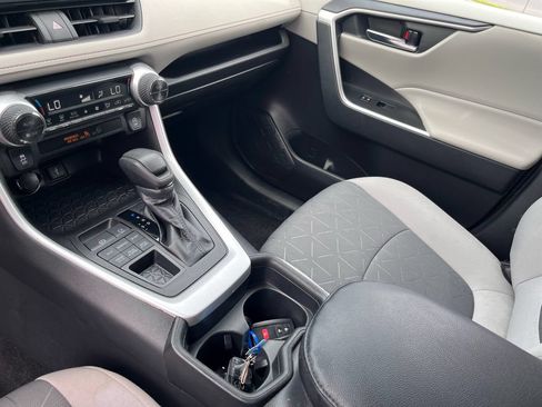 Used 2021 Toyota RAV4 XLE AWD/4WD image 19