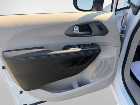 Used 2023 Chrysler Pacifica Touring-L FWD image 14