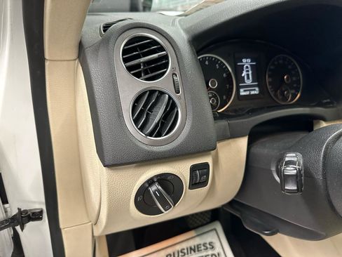 Used 2011 Volkswagen Tiguan S image 10