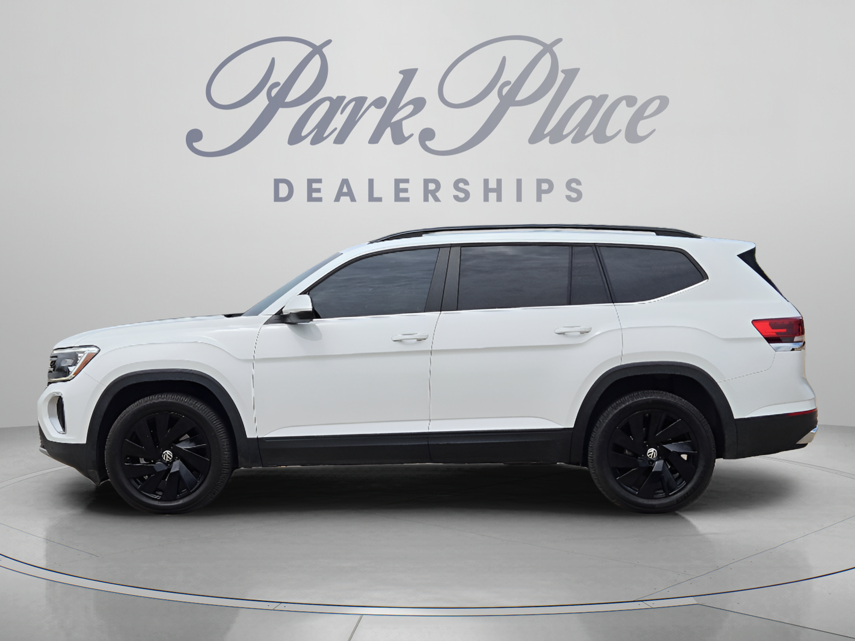 Used 2024 Volkswagen Atlas SE w/ Panoramic Sunroof Package FWD image 2