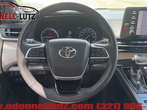 Used 2022 Toyota Sienna Limited FWD image 17