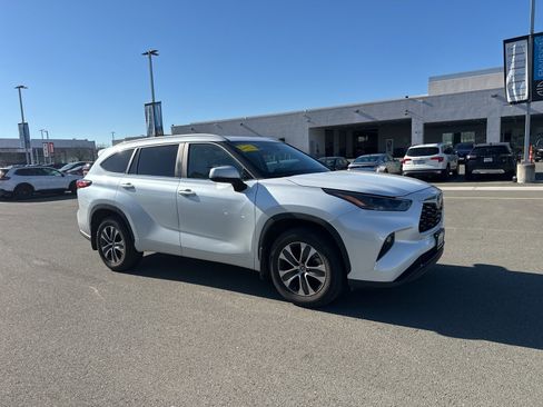Used 2023 Toyota Highlander XLE image 2