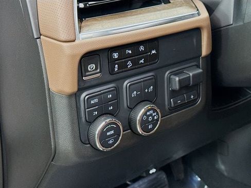 Used 2025 Chevrolet Tahoe High Country image 12