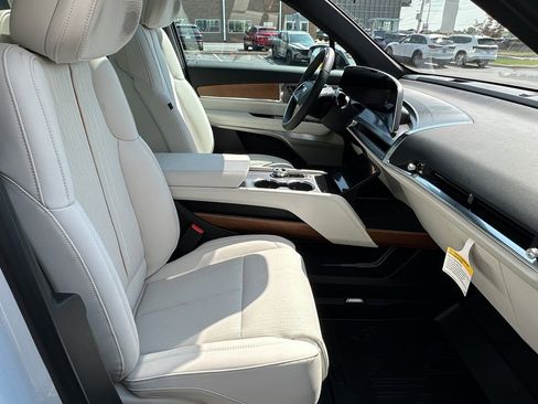 New 2026 Cadillac Vistiq Sport w/ LPO, Floor Liner Package image 16