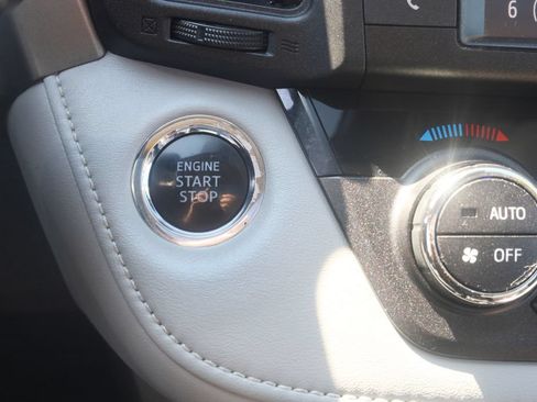 Used 2017 Toyota RAV4 XLE AWD/4WD image 35