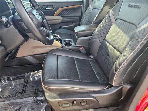 Used 2023 GMC Canyon Denali image 16