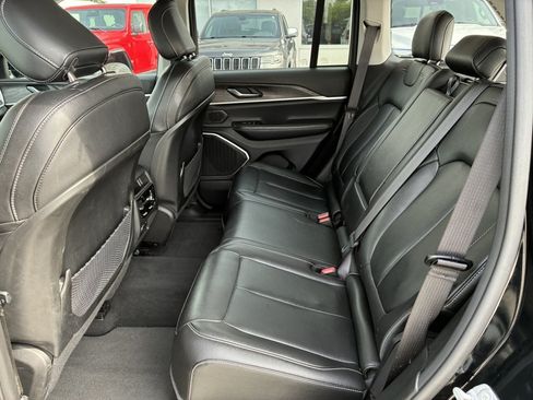Used 2023 Jeep Grand Cherokee Limited w/ Black Appearance Package AWD/4WD image 13