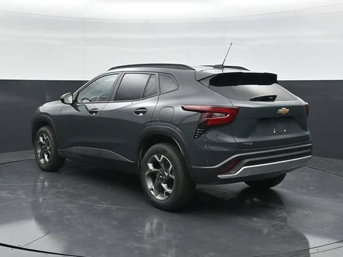 Used 2025 Chevrolet Trax LT FWD image 8