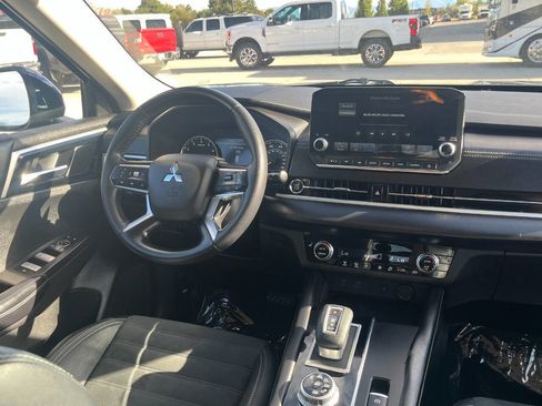 Used 2022 Mitsubishi Outlander SE image 17