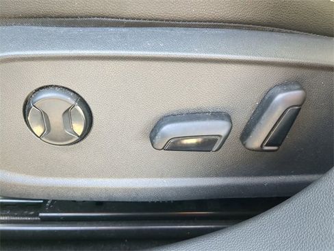 Certified 2023 Volkswagen Jetta SE w/ Panoramic Sunroof Package image 19