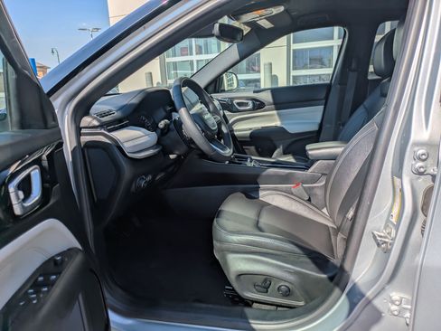 Used 2025 Jeep Compass Limited AWD/4WD image 18