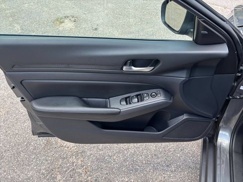 Used 2025 Nissan Altima 2.5 SV FWD image 18
