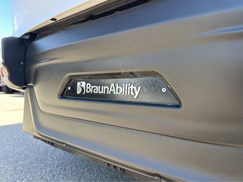 Used 2024 Chrysler Pacifica Touring image 45