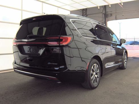 Used 2024 Chrysler Pacifica Pinnacle FWD image 5