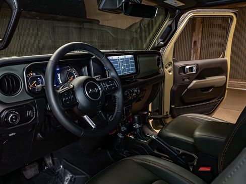 Used 2025 Jeep Gladiator Mojave image 17