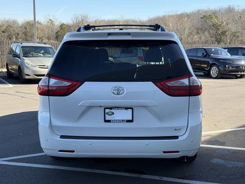 Used 2015 Toyota Sienna XLE image 10