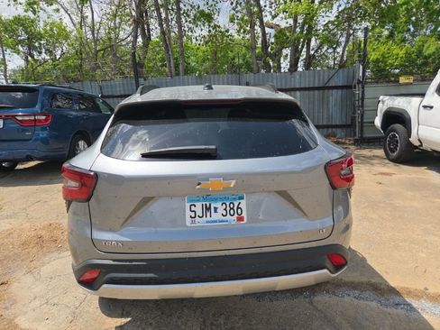Used 2025 Chevrolet Trax LT w/ LT Convenience Package image 10
