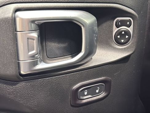 Used 2018 Jeep Wrangler Unlimited Rubicon w/ Dual Top Group AWD/4WD image 22