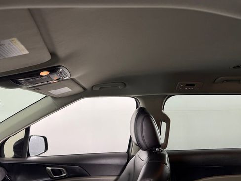 Used 2025 Kia Carnival image 24