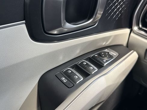 Used 2025 Kia Sorento S FWD image 17