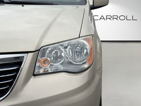 Used 2015 Chrysler Town & Country Touring image 9