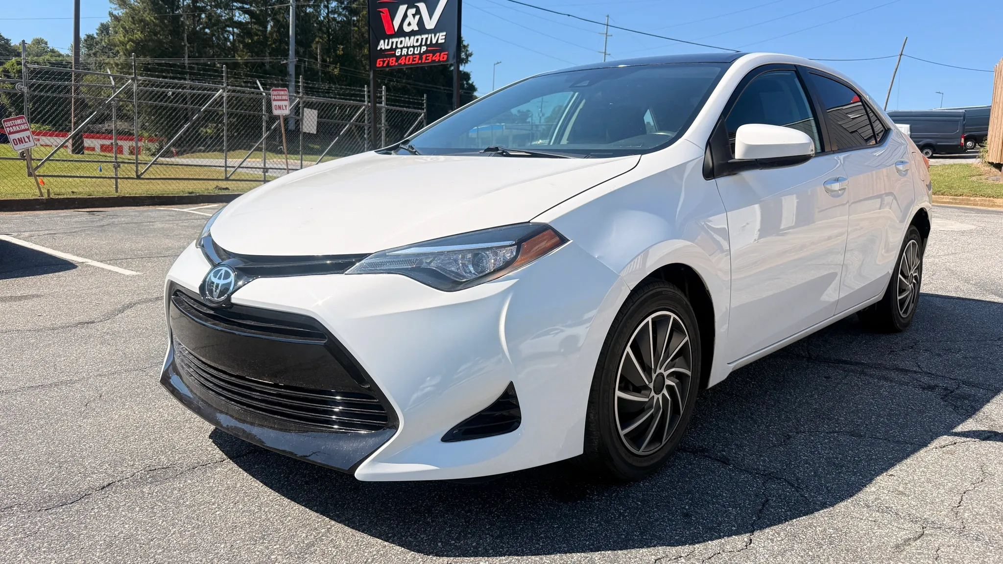 Used 2017 Toyota Corolla LE FWD image 1