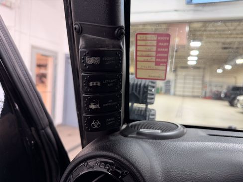 Used 2016 Jeep Wrangler Unlimited Sahara AWD/4WD image 9