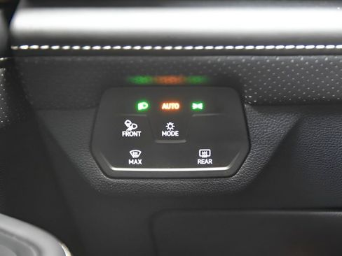 Used 2024 Volkswagen Atlas SE image 23