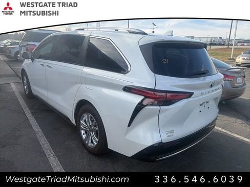 Used 2022 Toyota Sienna Platinum image 6