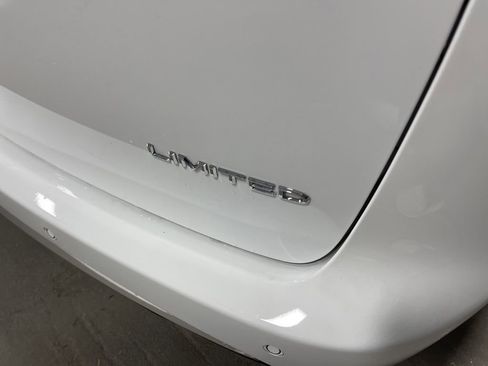 Used 2026 Chrysler Pacifica Limited FWD image 15