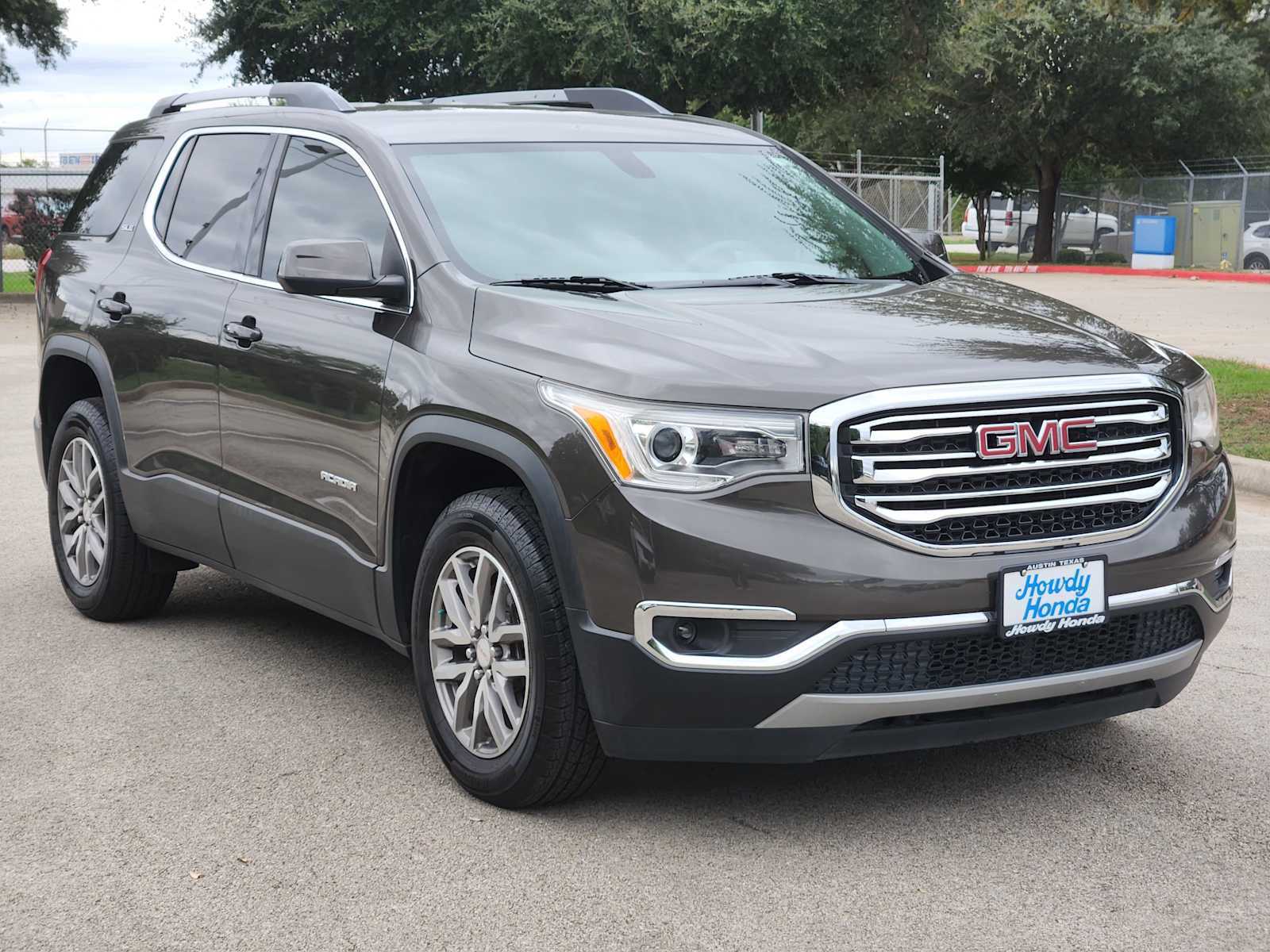Used 2019 GMC Acadia SLE w/ Driver Alert Package I FWD image 3