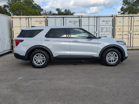 New 2026 Ford Explorer Active RWD image 3