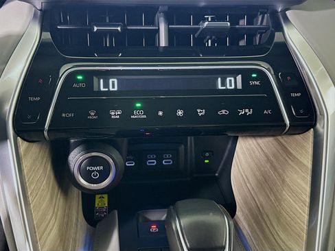 Used 2023 Toyota Venza LE image 23