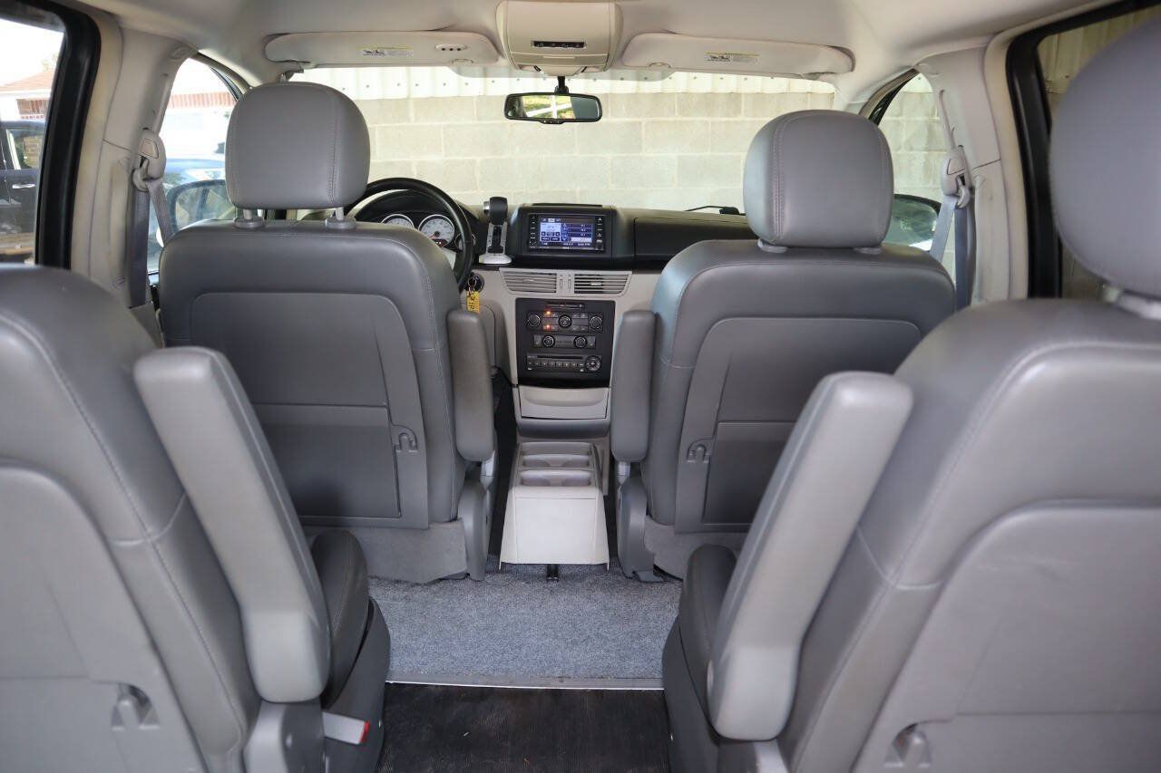 Used 2010 Volkswagen Routan SE FWD image 24