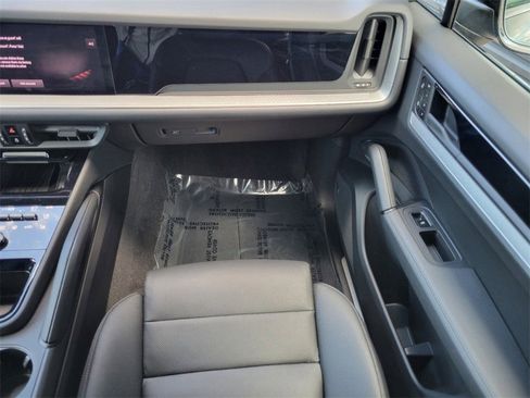 Used 2025 Porsche Cayenne image 17