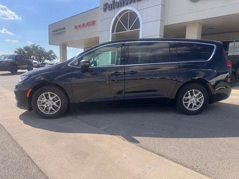 Used 2024 Chrysler Pacifica Touring-L FWD image 2