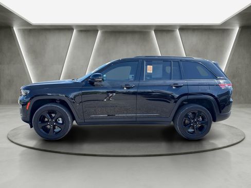 Used 2023 Jeep Grand Cherokee Limited w/ Luxury Tech Group II AWD/4WD image 4