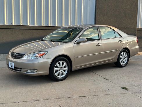 Used 2004 Toyota Camry XLE image 3