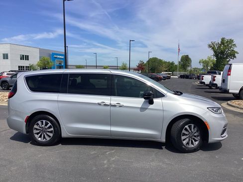 Used 2024 Chrysler Pacifica Limited FWD image 5