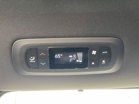 New 2026 Chrysler Pacifica Select image 30