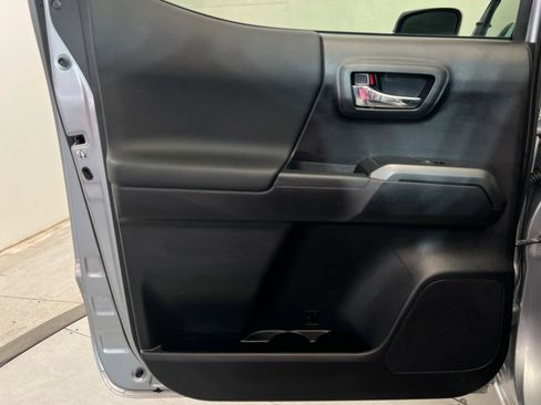 Used 2019 Toyota Tacoma TRD Sport w/ Technology Package RWD image 18