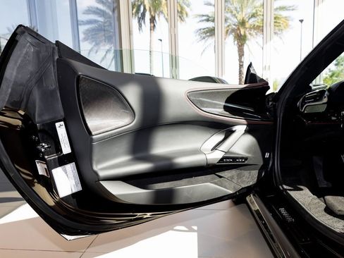 Used 2022 Ferrari SF90 Spider image 18