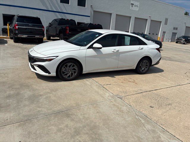 Used 2024 Hyundai Elantra SEL FWD image 12